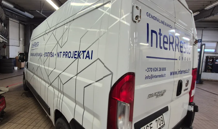 Reklama ant automobiliu